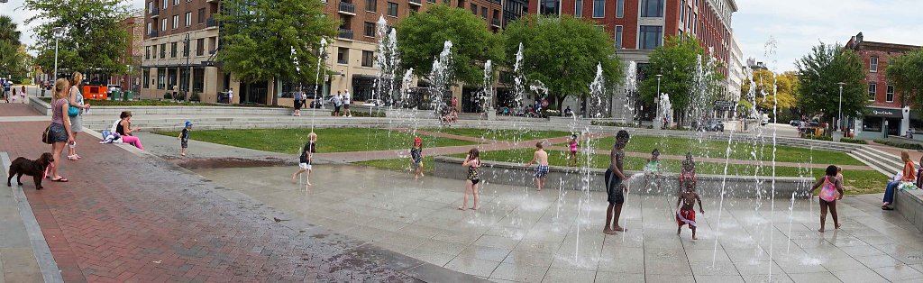 Savannah-Kids-in-Fountain.jpg